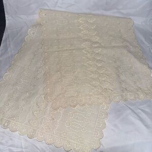 VTG Elegant Cream Lace Table Runner